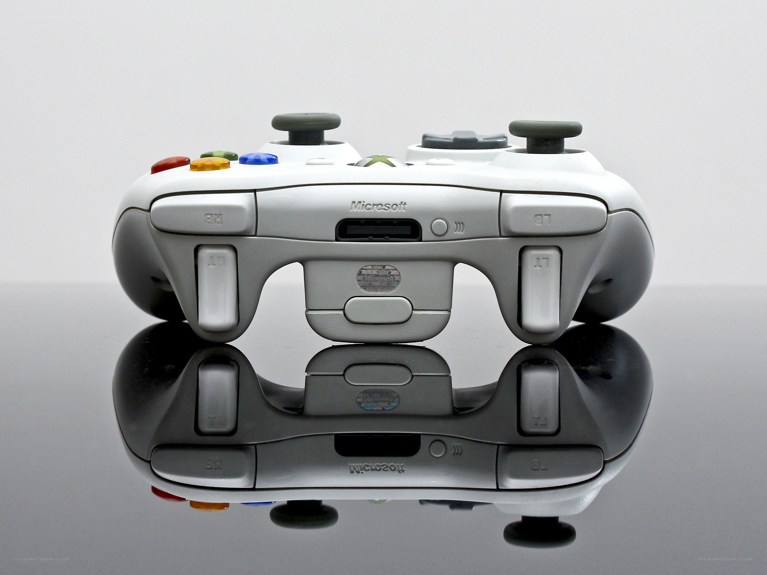 White Xbox 360 controller