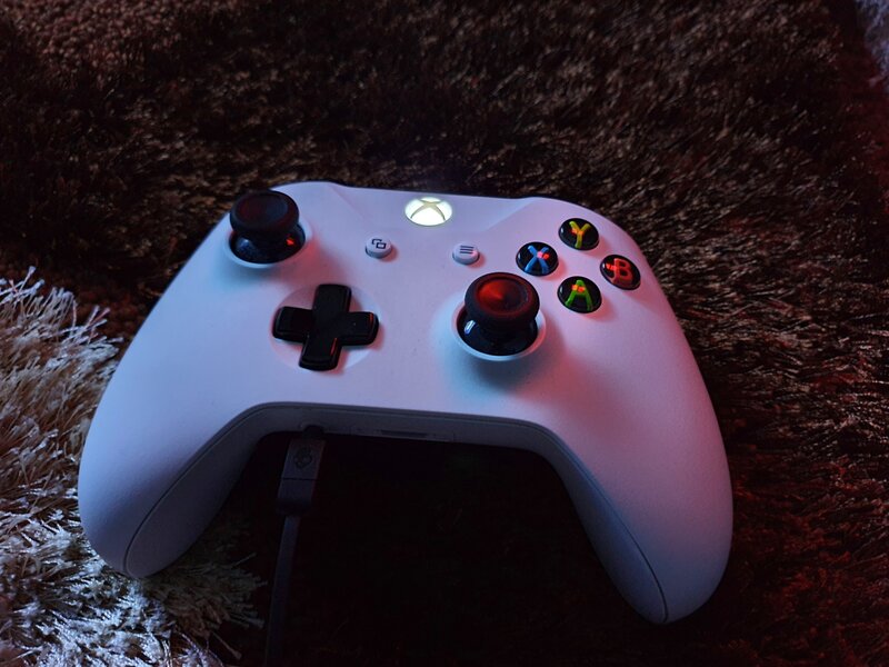 White Xbox Controller — Dark