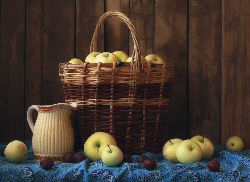 Wicker Basket with Apples — Brown
