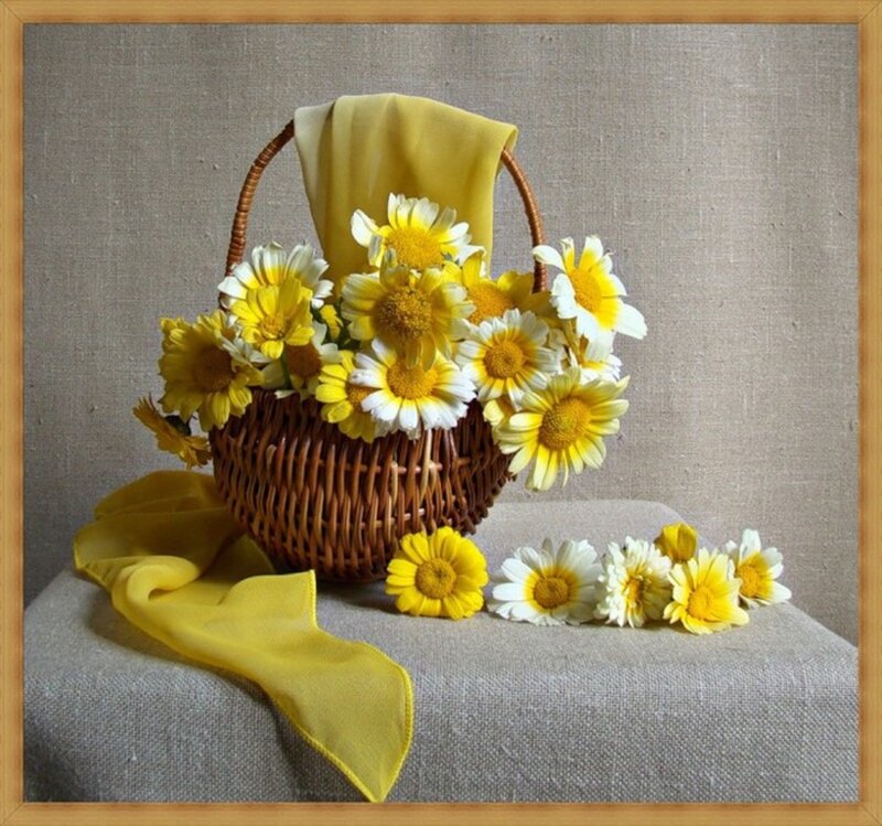 Wicker Basket with Daisies — Yellow
