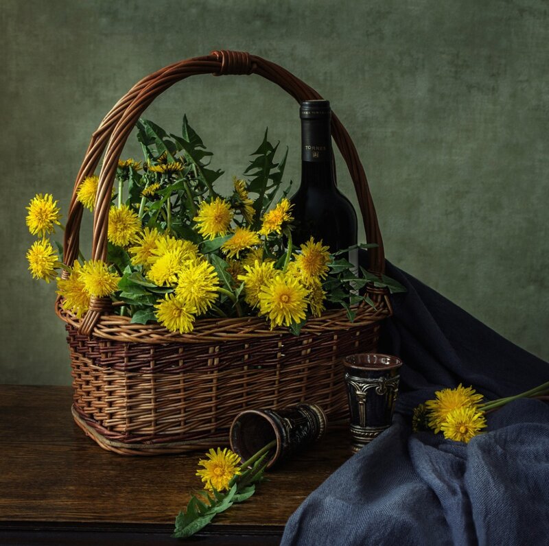 Wicker Basket with Dandelions — Brown