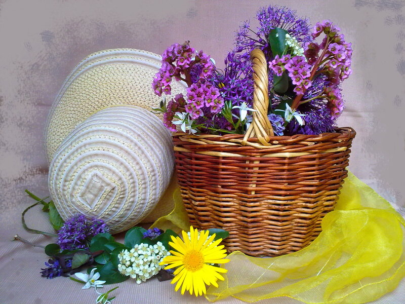 Wicker Basket with Flowers — Brown, Calm