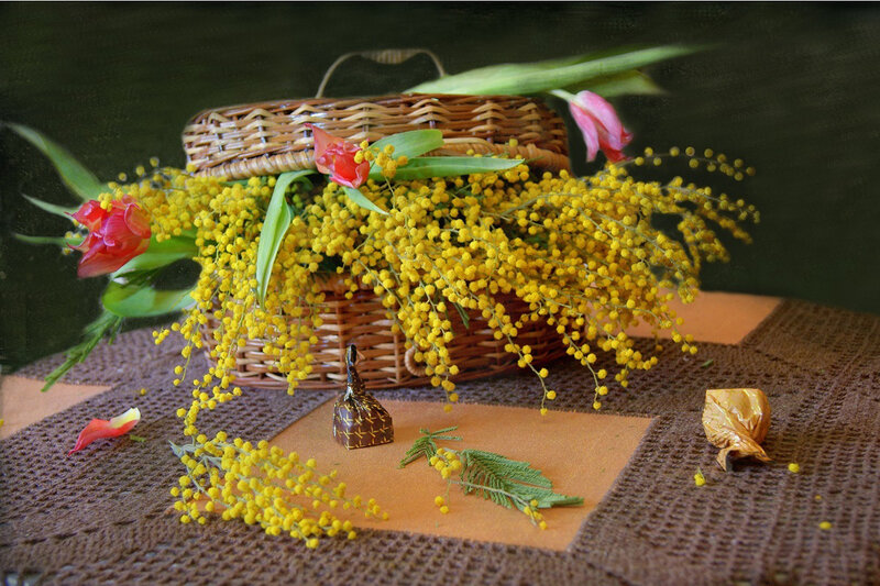 Wicker Basket with Flowers — Yellow, Calm