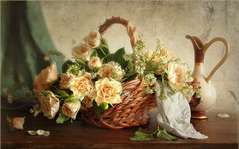 Wicker Basket with Roses — Beige