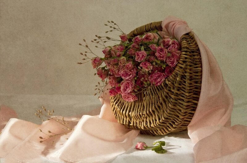 Wicker Basket with Roses — Pink