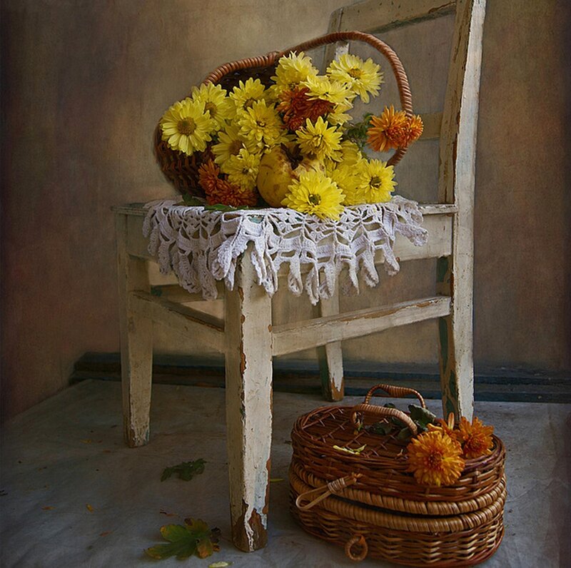 Wicker Baskets with Flowers — Yellow