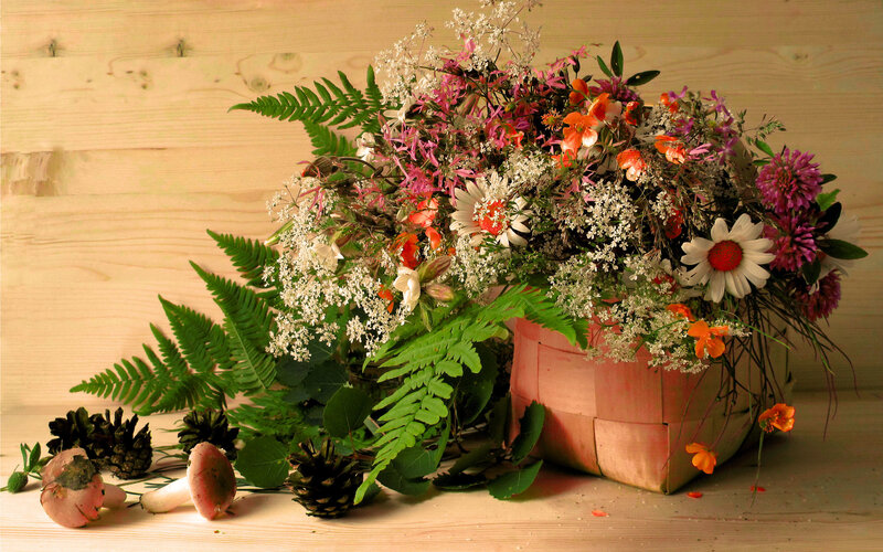 Wildflower Bouquet in Basket — Green, Natural