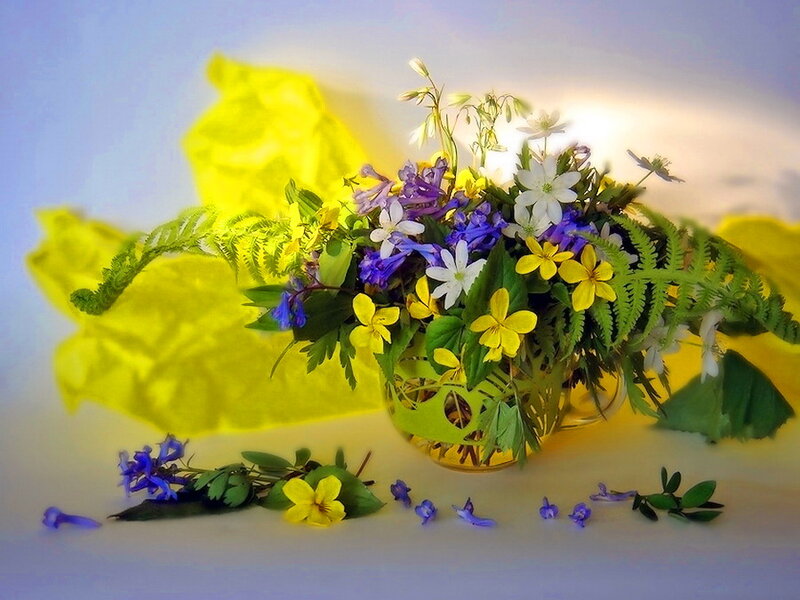 Wildflower Bouquet in Vase — Yellow
