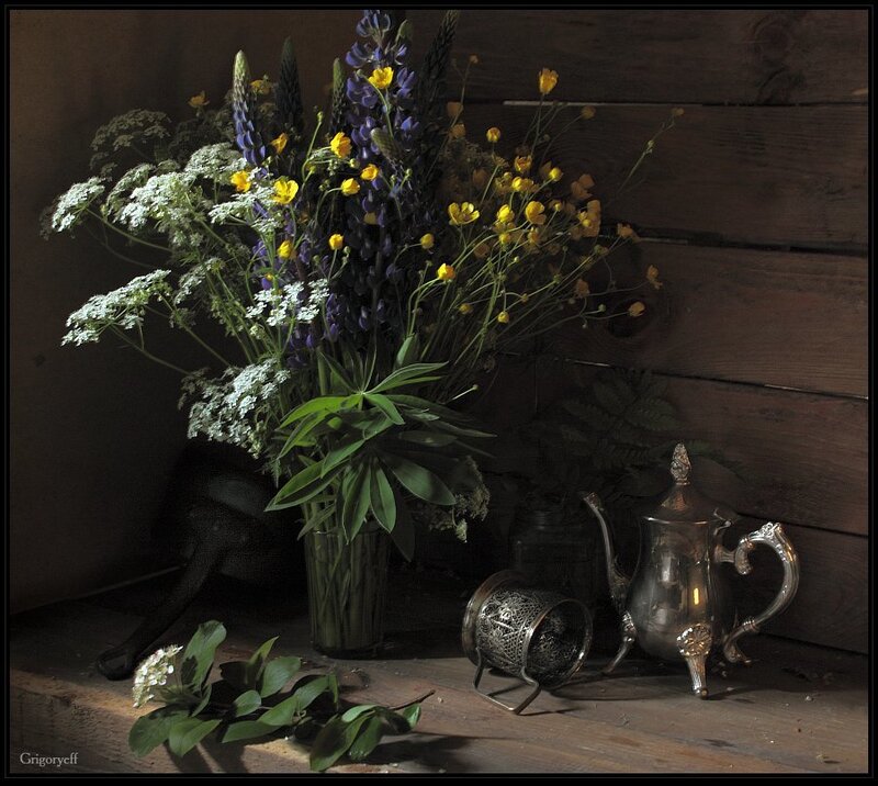 Wildflowers in a Vase — Brown