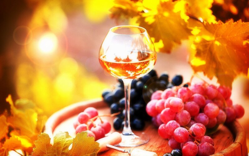 Wine Glass with Grapes — Yellow