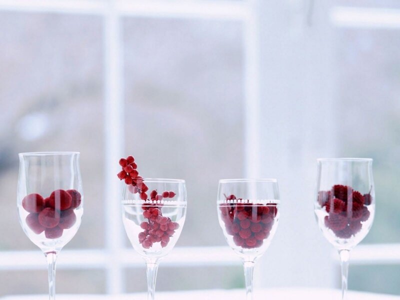 Wine Glasses with Berries — White