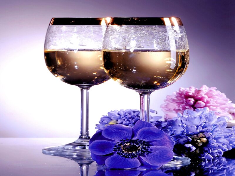 wine glasses with flowers