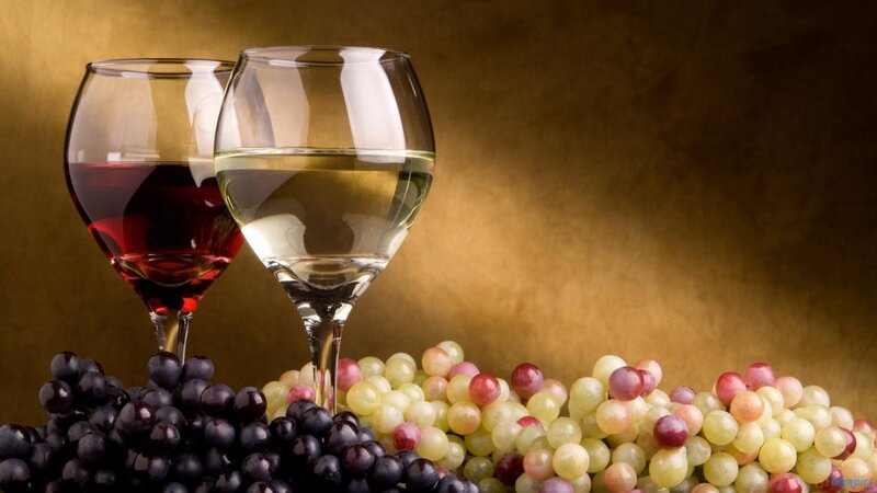 Wine Glasses with Grapes — Gold, Dramatic