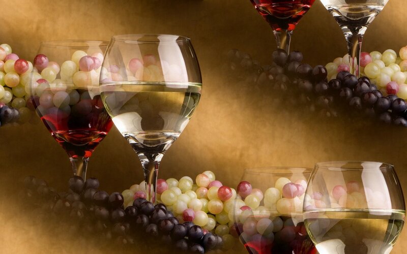 Wine Glasses with Grapes — Gold