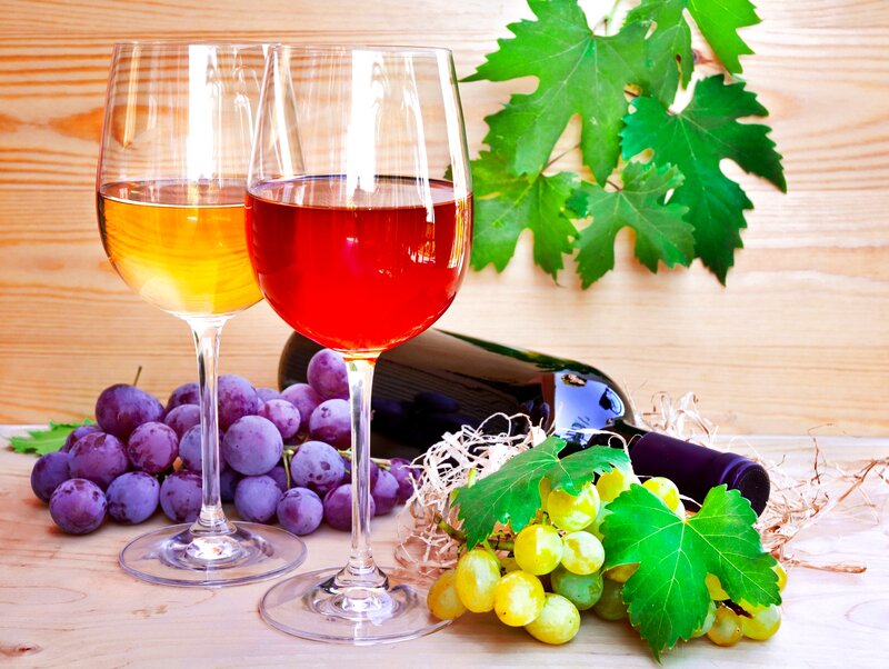 Wine Glasses with Grapes — Red, Calm