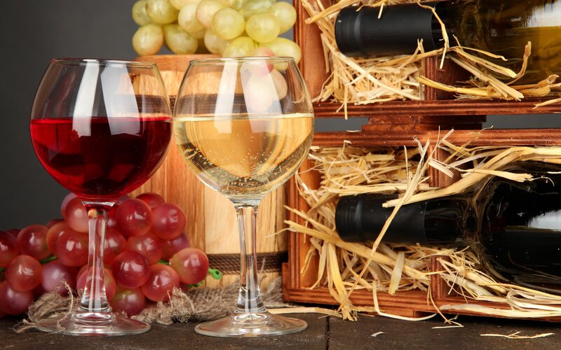 Wine Glasses with Grapes — Red
