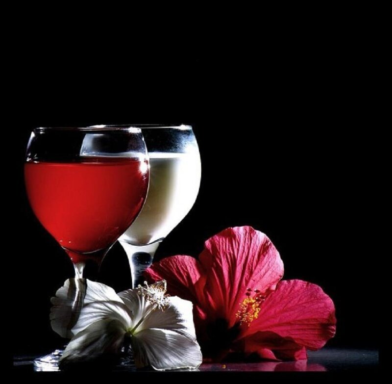 Wine glasses with hibiscus flowers