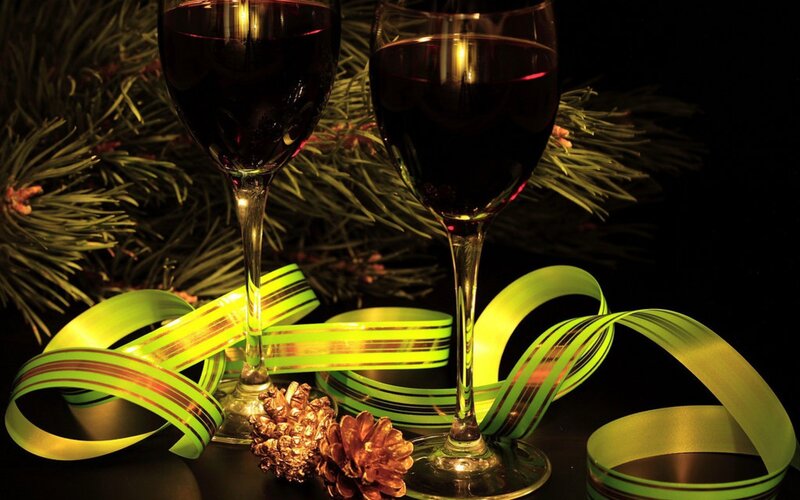 wine glasses with holiday decor