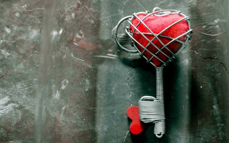 Wire Heart Key — Red, Dramatic