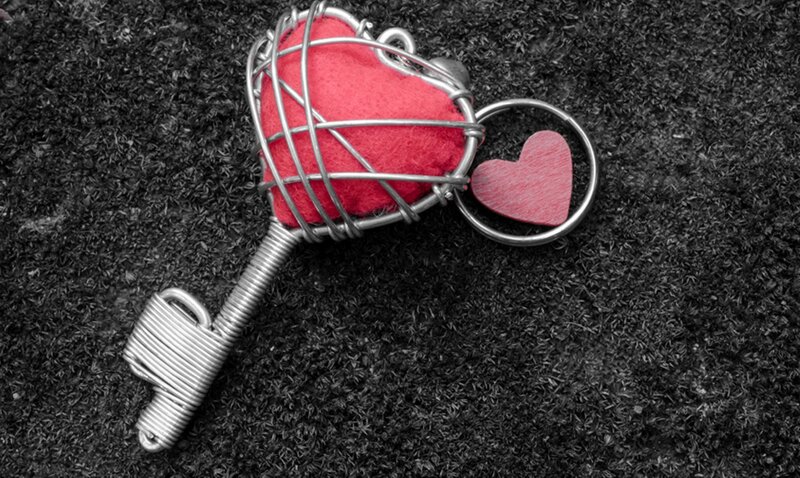 Wire Heart Key — Red