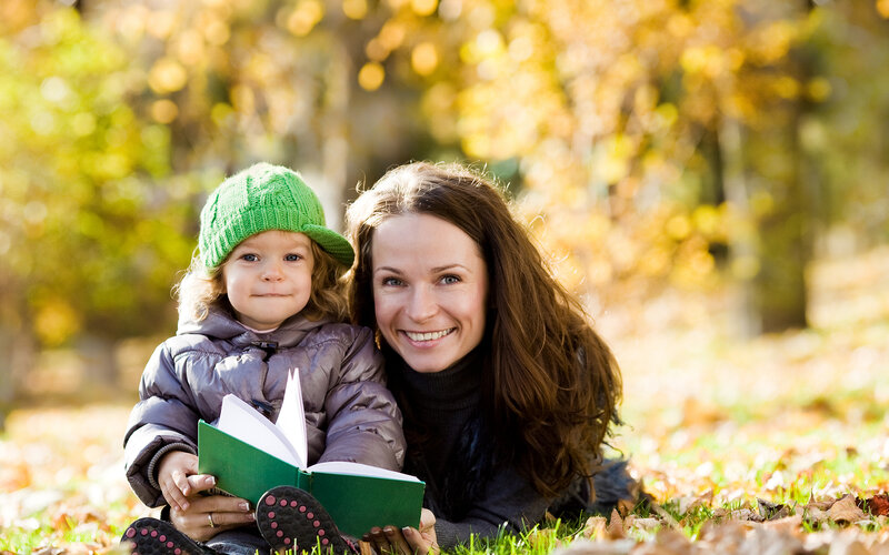 Woman and Child Reading — Green