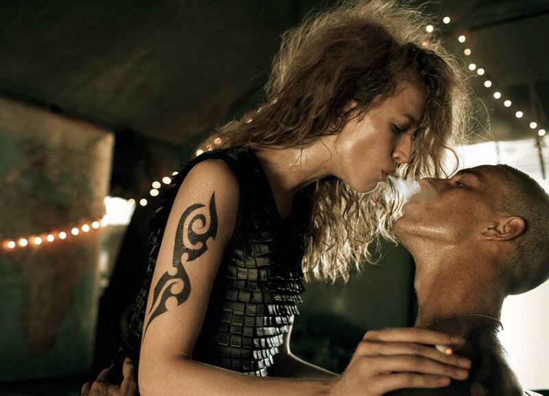 Woman and Man Kissing — Black