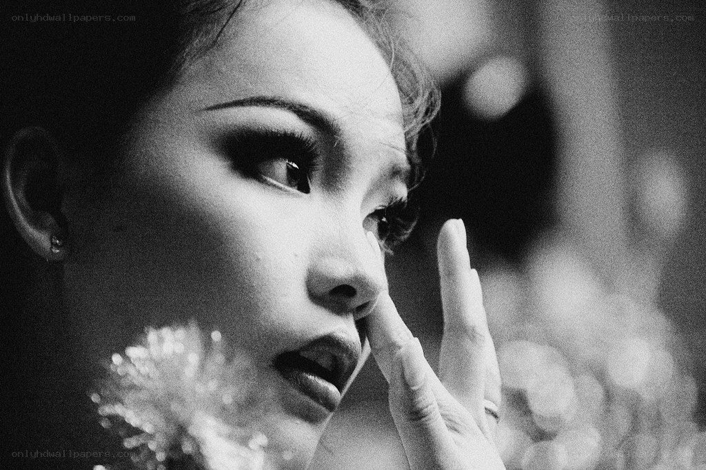 woman applying makeup