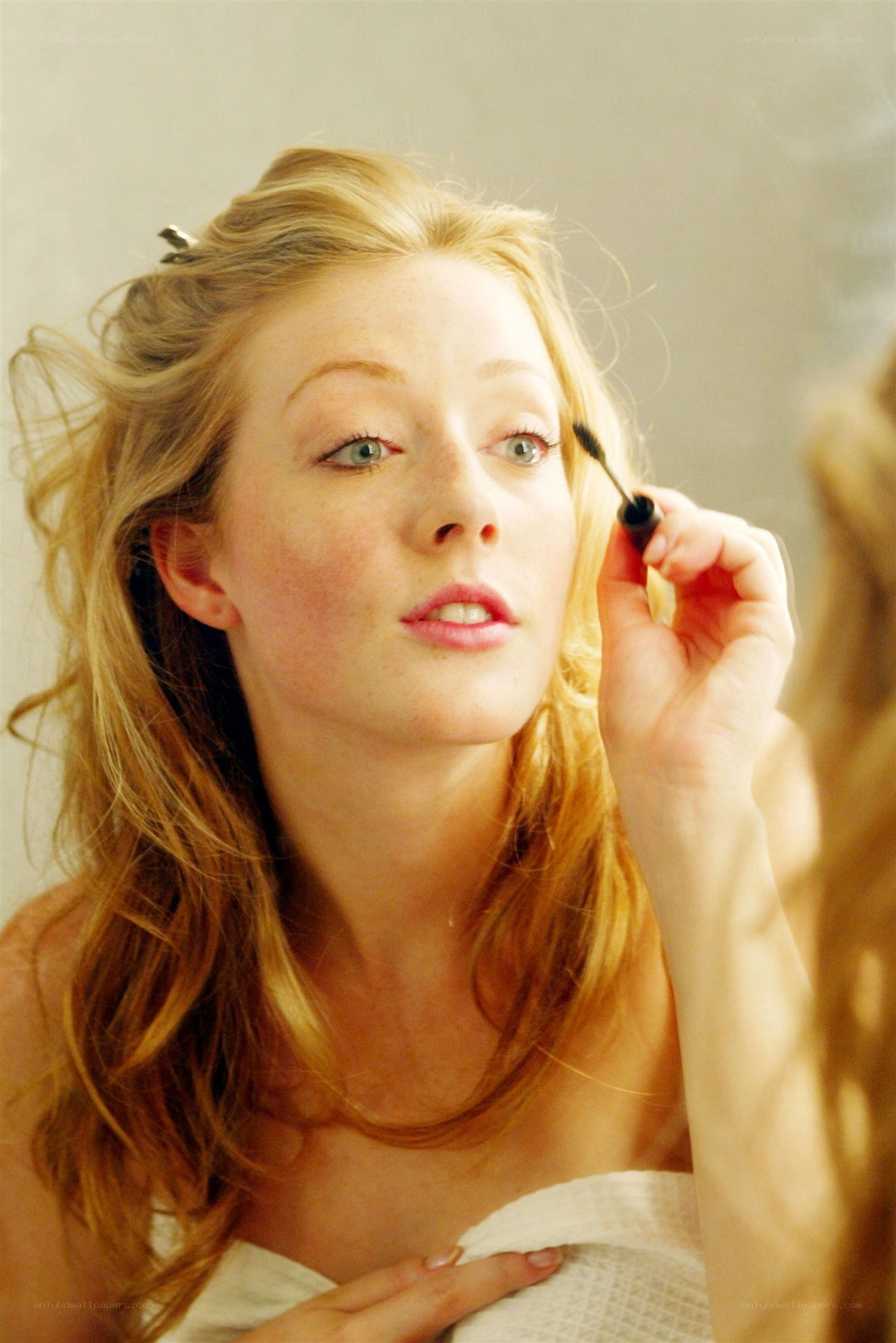 woman applying mascara