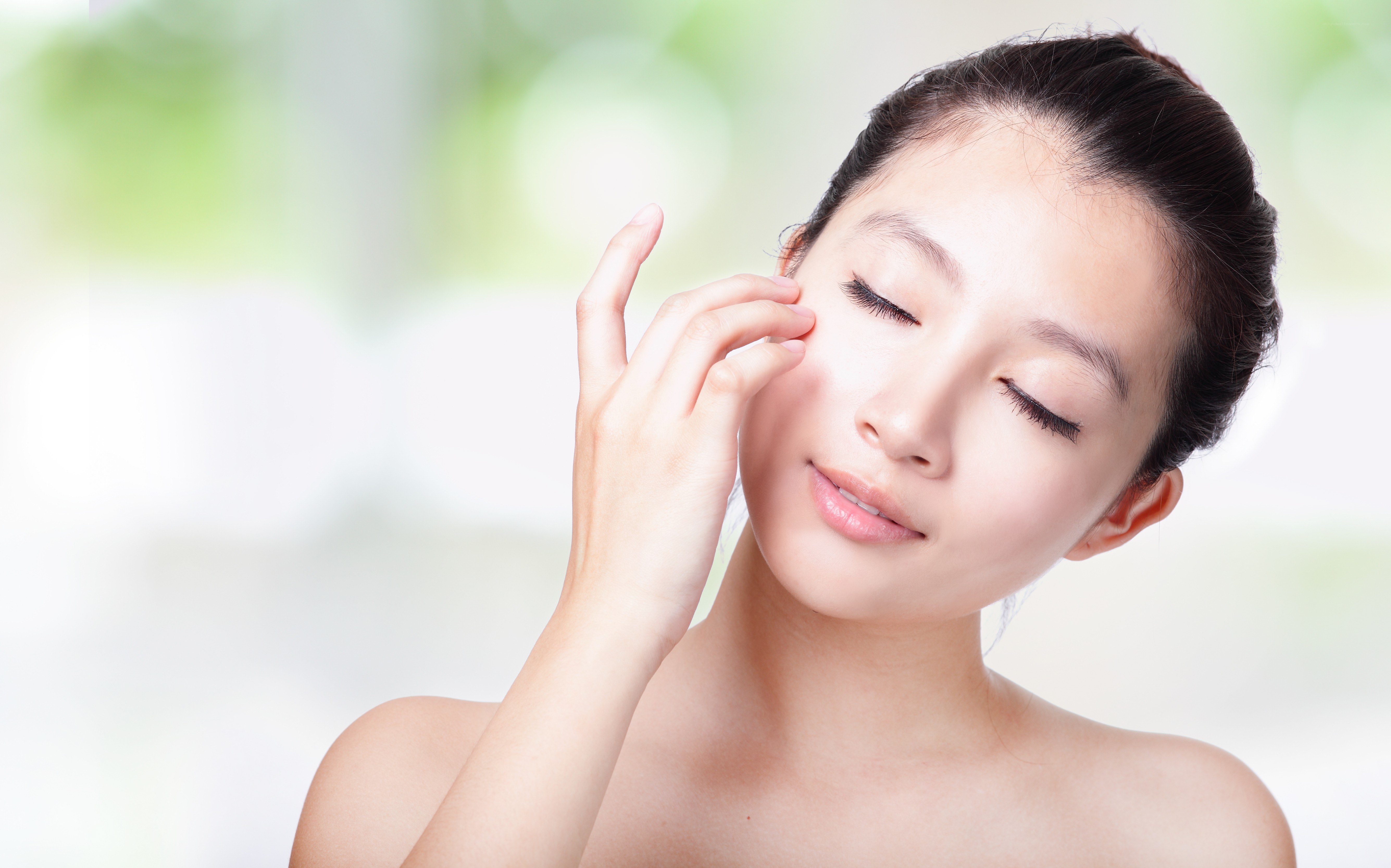 woman applying skincare