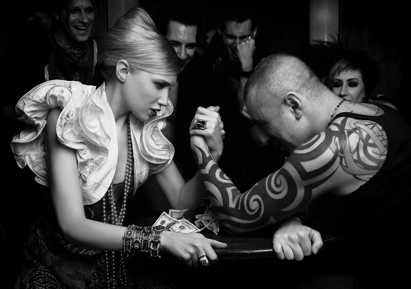 Woman Arm Wrestling Man — Black