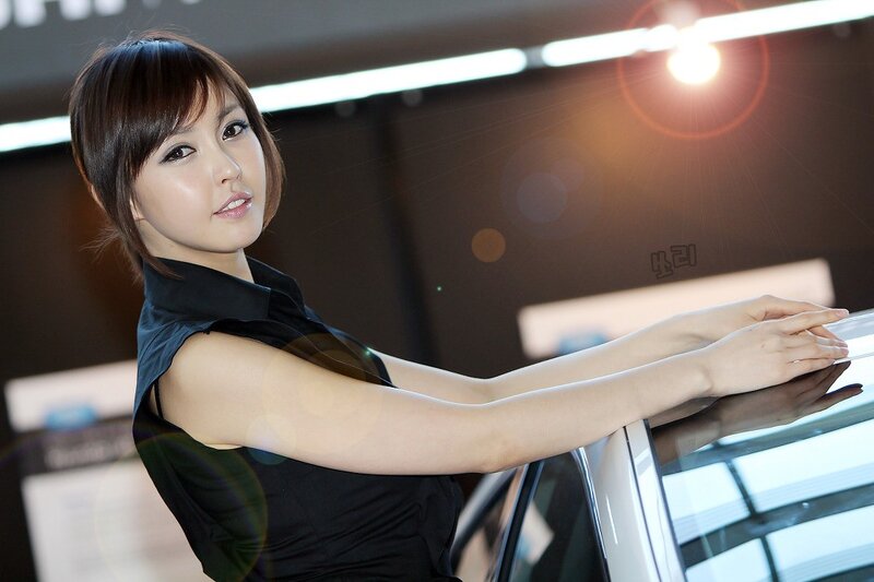 woman at a car show