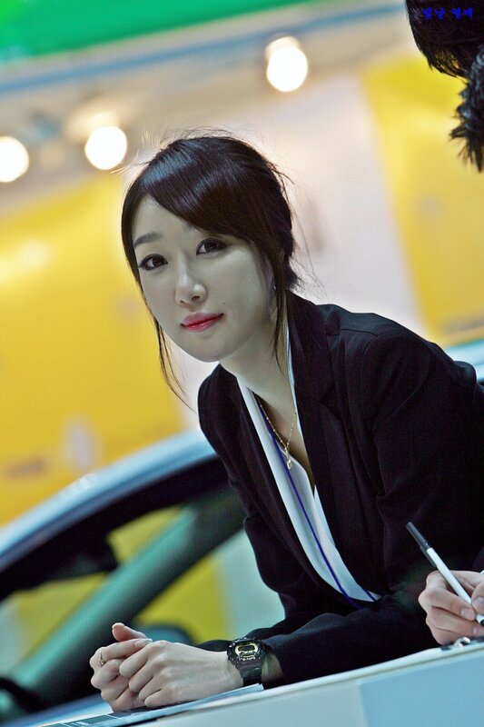 woman at a car show