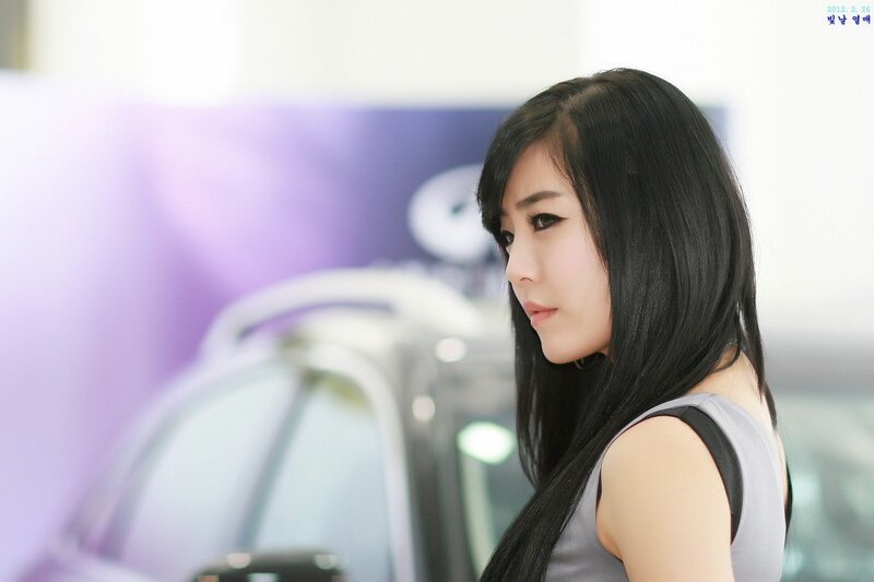 woman at a car show