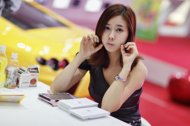 woman at a car show