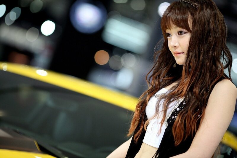 woman at a car show