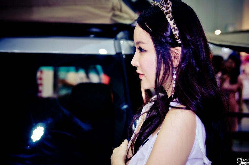 woman at car show