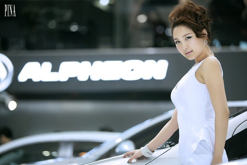 woman at car show with alpheon