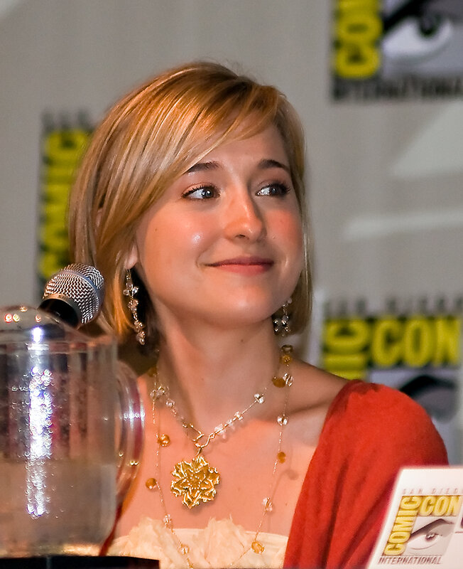 woman at comic-con panel