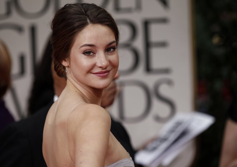 woman at golden globes event