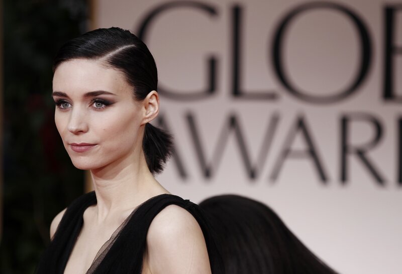 woman at golden globes event