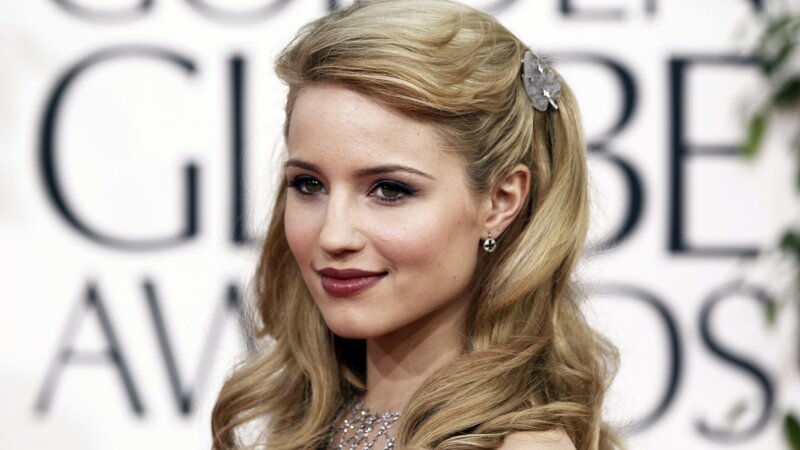 woman at golden globes event