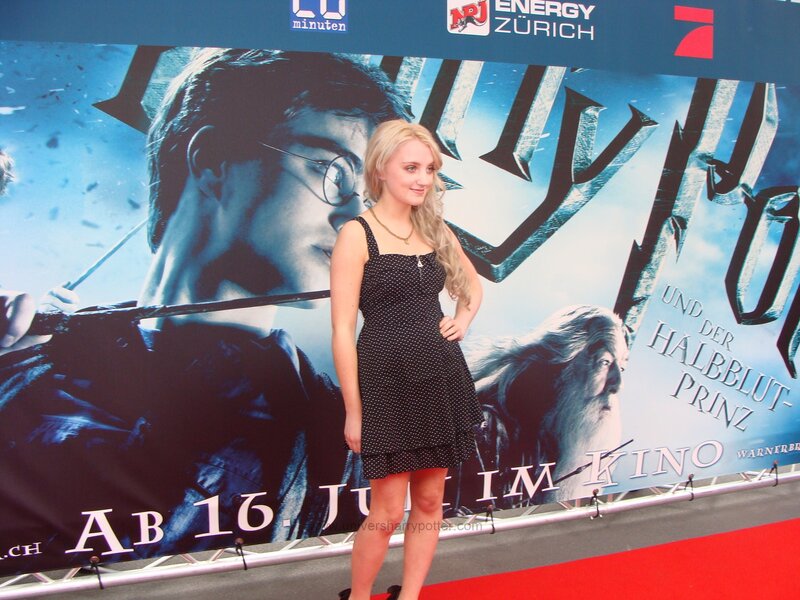 woman at harry potter premiere