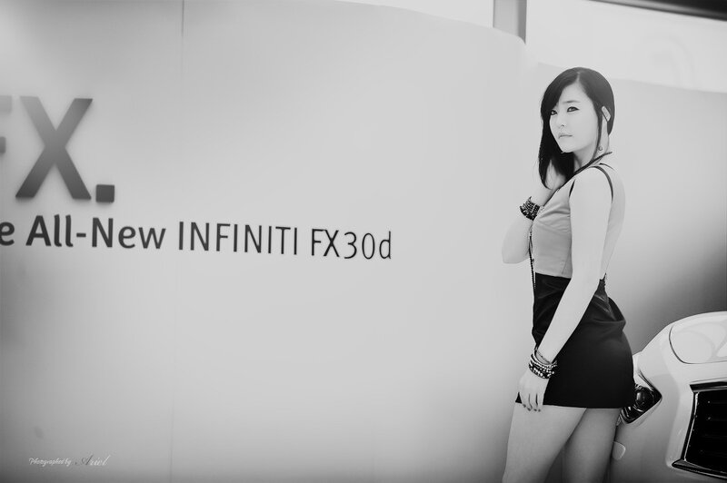 woman at infiniti fx30d event