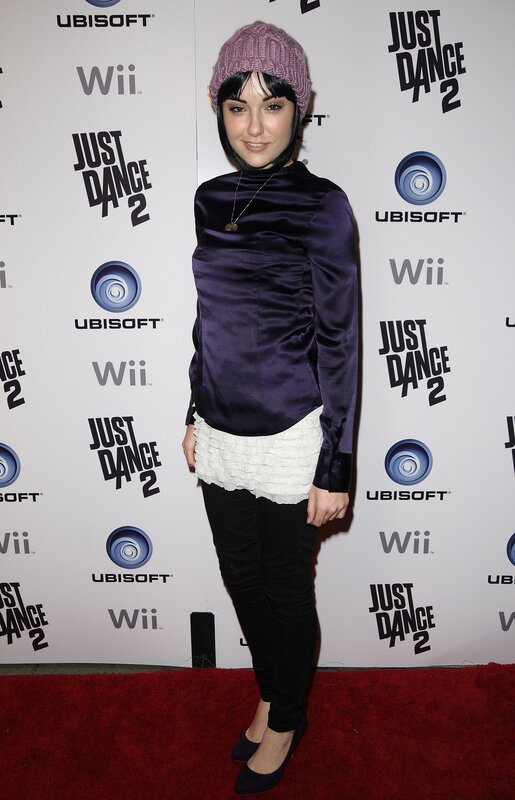 woman at just dance 2 event