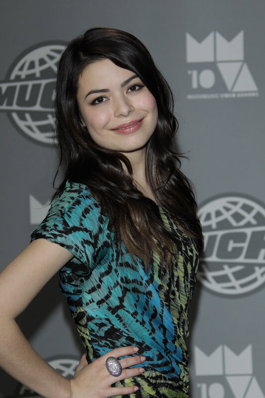 woman at music awards event