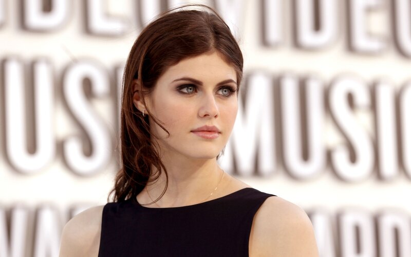 woman at music awards event
