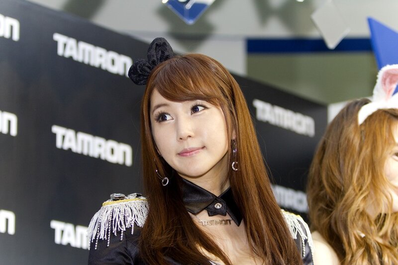 woman at tamron event