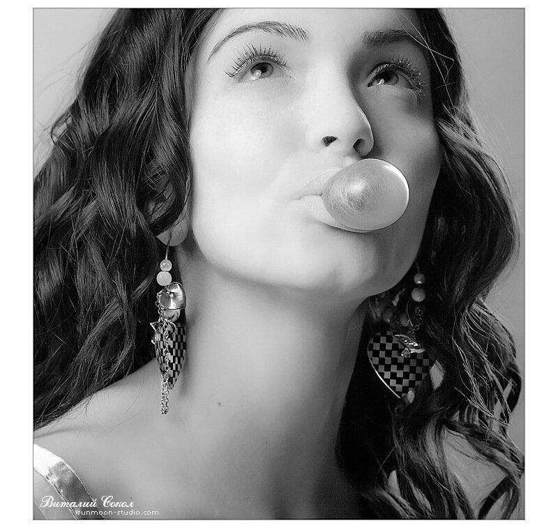 Woman Blowing Bubble Gum — Black