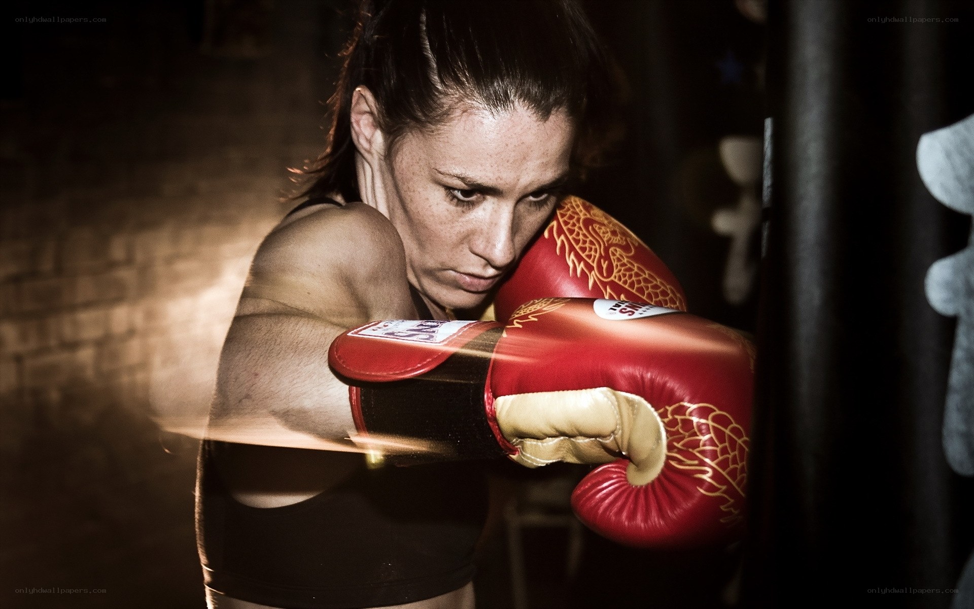 woman boxing with red gloves