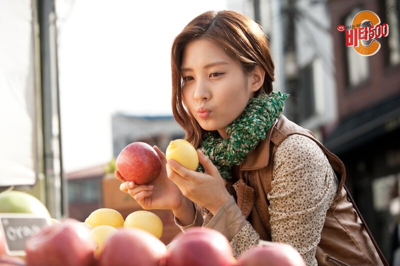 woman choosing apples at market